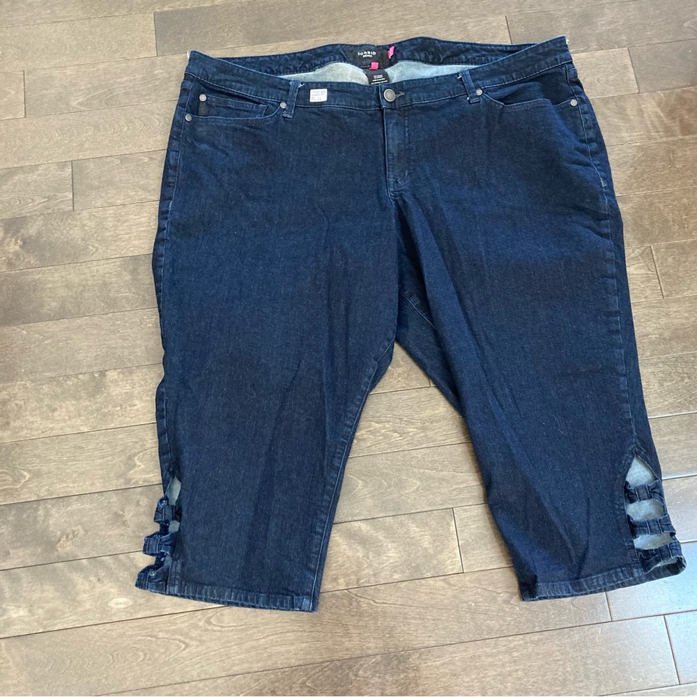 Torrid Size 28 High Rise Dark Wash Denim Capris with Side Detail Inseam 21